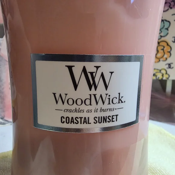 Woodwick Pink Coastal Sunset Candle - Picture 3 of 4